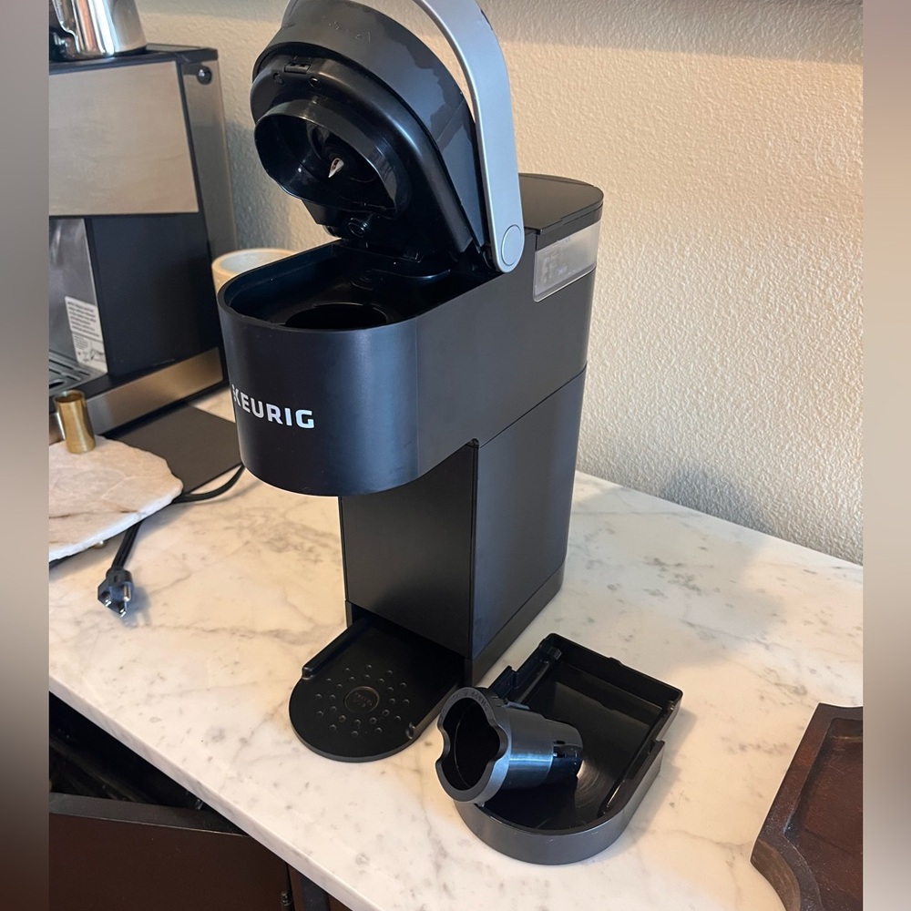 Keurig Compact Single-Serve Coffee Brewer in Black